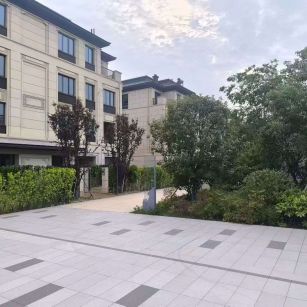 吉林省 芝麻白与芝麻白搭配铺装，尺寸1200*600