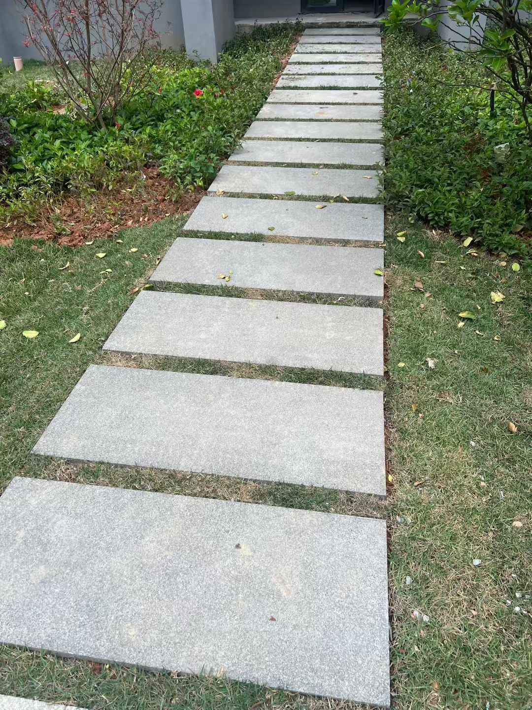 吉林省 芝麻黑小区踏步、汀步石铺装效果