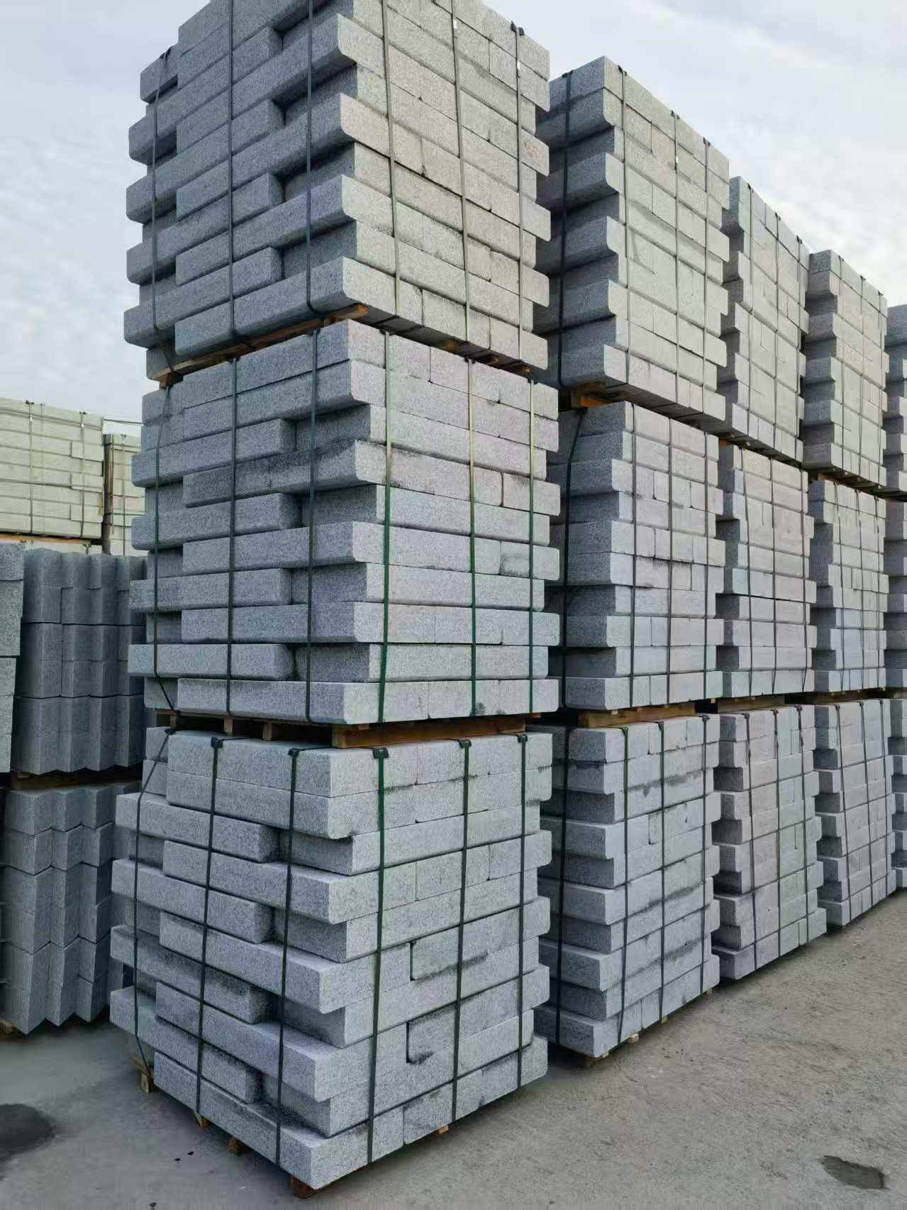 吉林省 路沿石（路侧石），颜色一致，尺寸标准