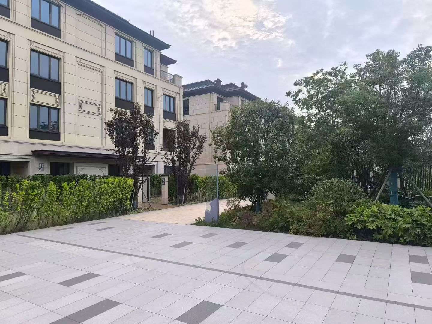 吉林省 芝麻白与芝麻白搭配铺装，尺寸1200*600